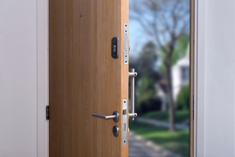 Choisir sa porte d'entrée à Menneville, le guide complet